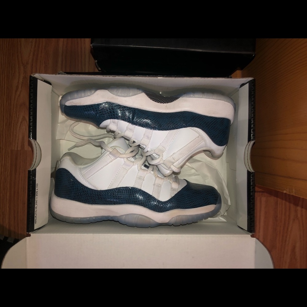 Jordan 11 blue snakeskin size 5.5 boys